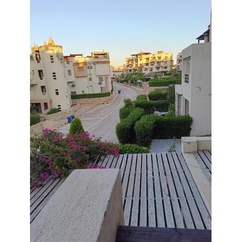 ديمورا الساحل الشمالي شاليه غرفتين مكيف يتسع 6افراد و3اطفال راقي وحديث