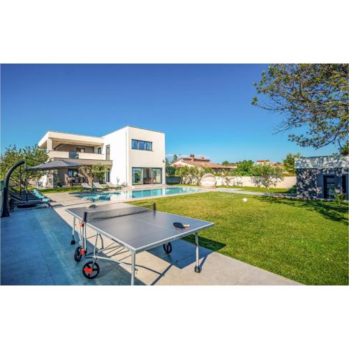 6 Bedroom Cozy Home In Pula