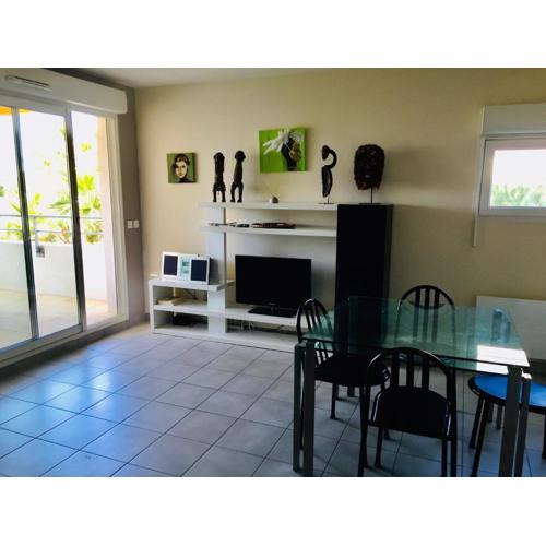 70m² avec Terrasse, 2 Chambres et Piscine à Sète - FR-1-472-157