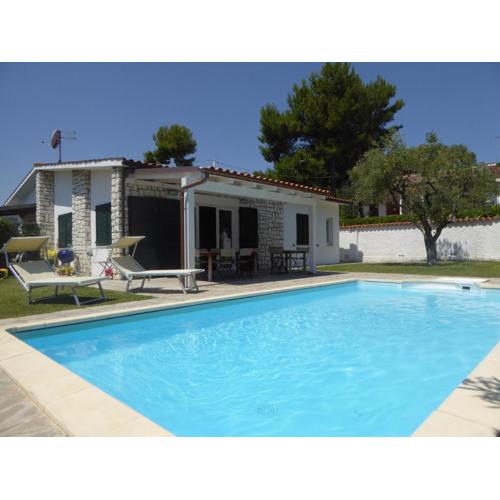 735 - Villa quadrilocale nuova, al Taunus con portico, giardino e piscina privata - Climatizzata, SPIAGGIA inclusa nel prezzo
