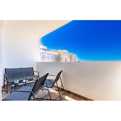 7th Heaven 2BR apt with balcony