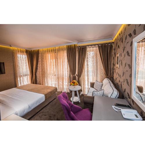8 1/2 Art Guest House