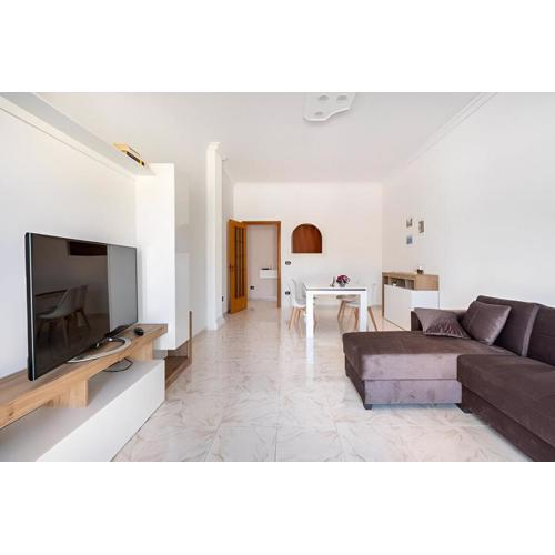 8 guests central AC, balcony and wifi