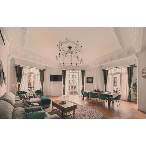 8 rooms, 6 bathrooms over Gran Via Street