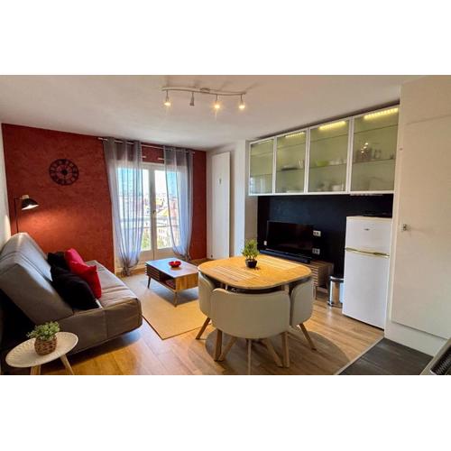 8th floor apartment with 2 balconies