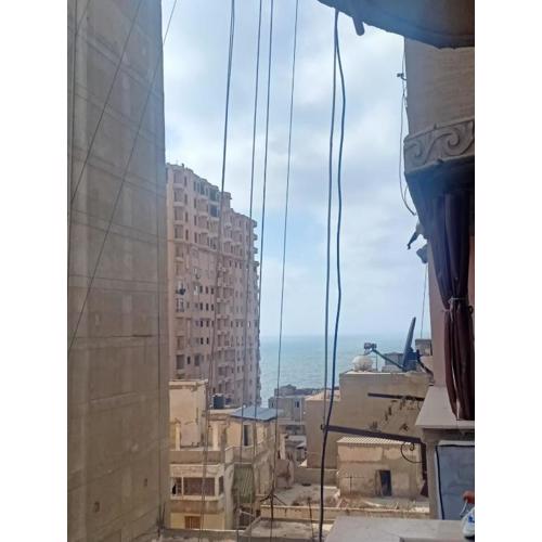 شقه مفروش خطوات من البحر