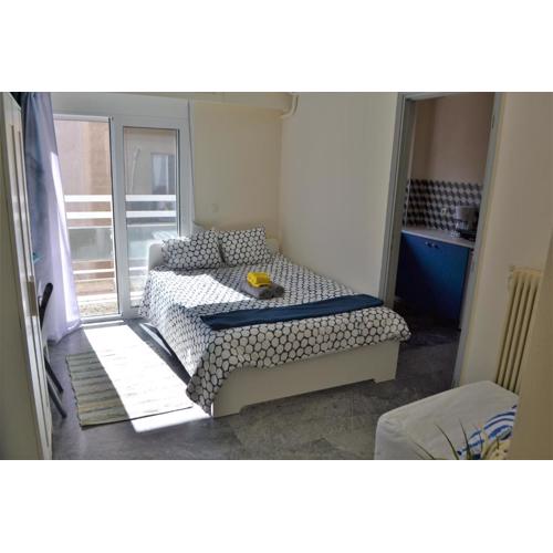 A-04. Renovated 2019. Great studio.ACROPOLIS views