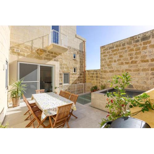A 2BR farmhouse with private pool in Zebbug & BBQ by 360 Estates