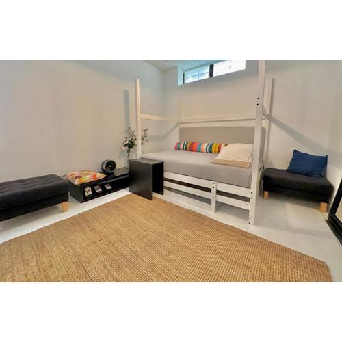 A bright Art Studio House with parking near Oaka for a short stay