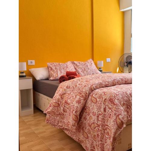 A bright beach studio for 2 with private parking on the beach