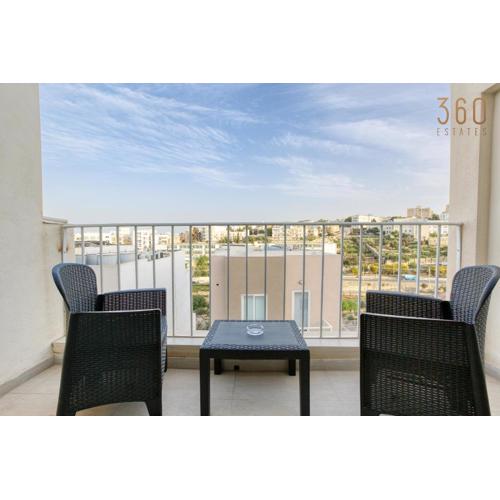A lovely designer Apt with Balcony in St\