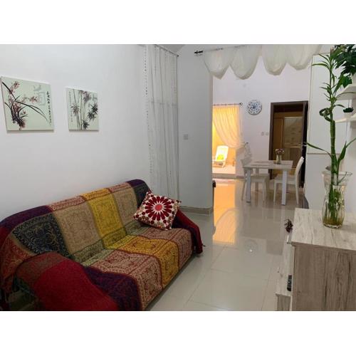 A lovely ground floor apartment, 15 minutes by car from the airport and 2 minutes walk to the beach.