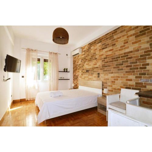 A modern rustic cosy apartment at the foot of Mount Lycabettus