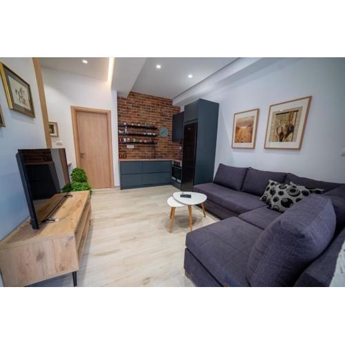A rustic private cottage with 1 bedroom in center