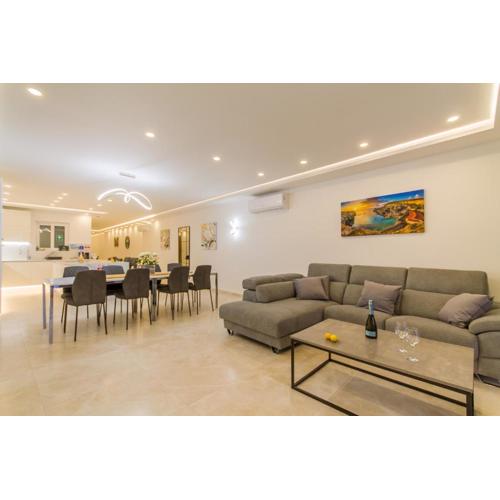 A Spacious & Modern Apart by the sea - Happy Rentals