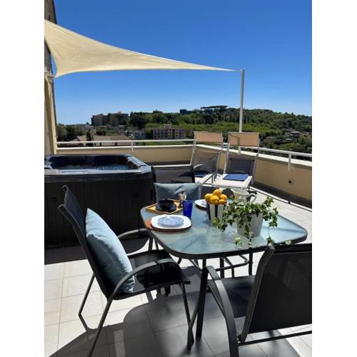 A terrace on Capri con piscina idromassaggio