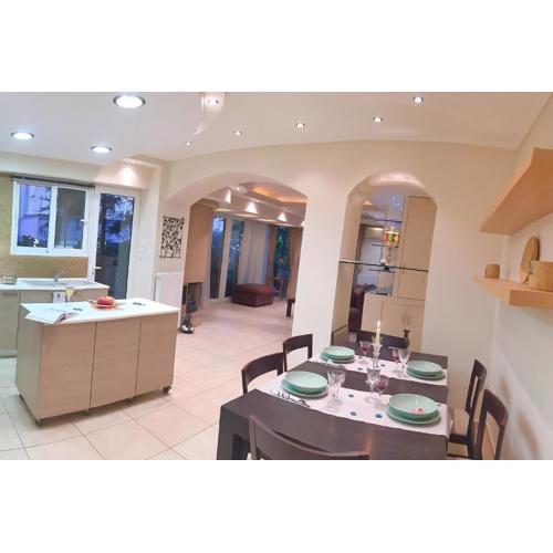 A1 Elegant Vouliagmeni apt in a Unique Spot