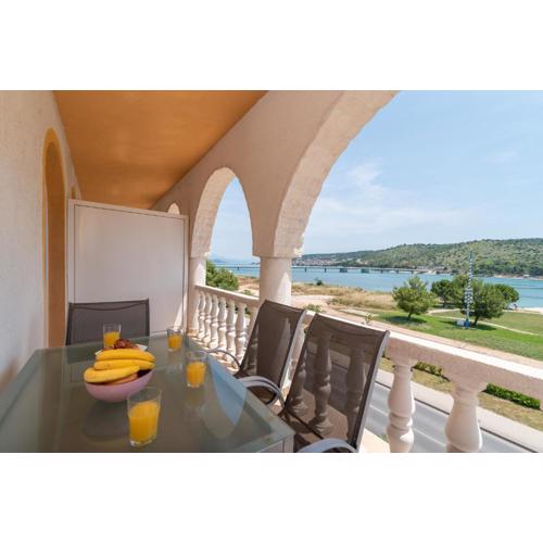A2 - seafront apt with balcony 1 min to beach