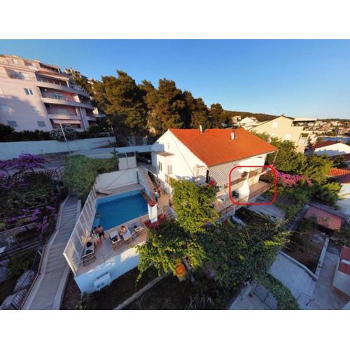 A2-apt w shared pool & balcony next to the beach