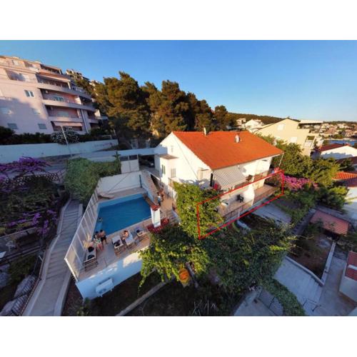 A3-90m2 apt w shared pool & balcony next to beach