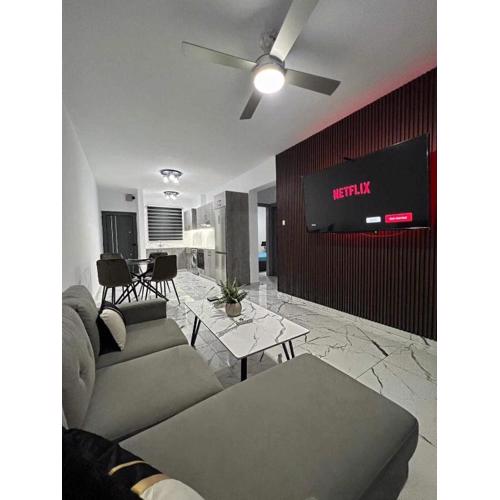 A5 Luxe Oasis Retreat - 3 Minute Drive to Beach