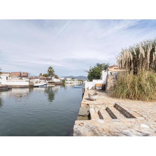 Acogedor chalet de 2 dormitorios con amarre de 12,5m, terraza y jardín en Empuriabrava - HISP-288-62