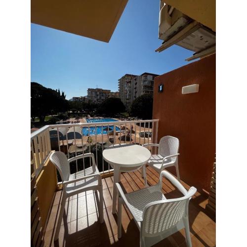 Acogedor estudio con piscina y vistas al mar