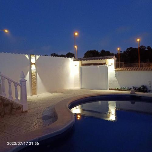 Acogedora casa con piscina