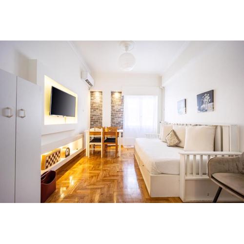 Acropolis Delux 1st FLR Aprt up 4 guests by LODGESPOT