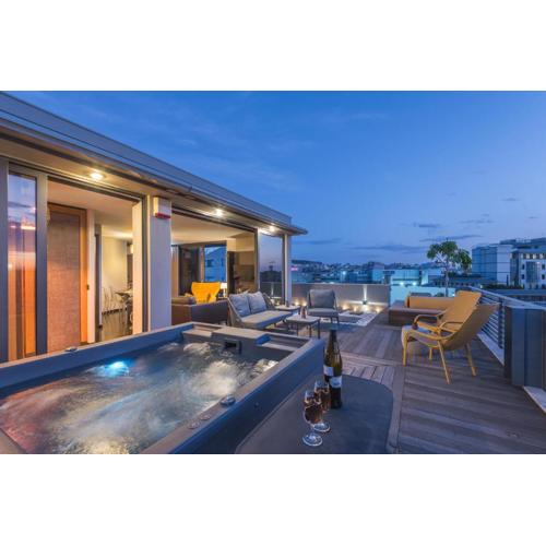 Acropolis View Luxe Penthouse with Outdoor Terrace HotTub