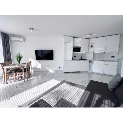 Admiral Plaza Apartment , Large swimming pool , 5 min walking to the beach