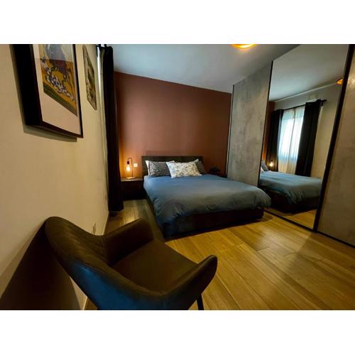 Airport Accommodation Bedroom with your own private Bathroom Self Check In and Self Check Out Air-condition Included