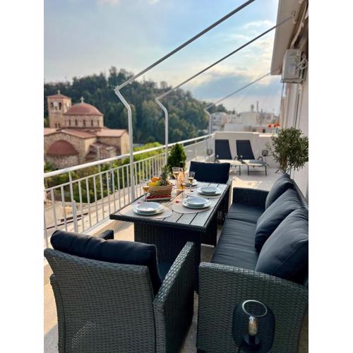 AK Athens Fine Stay - Penthouse with Big Terrace and View - 2 min from Metro