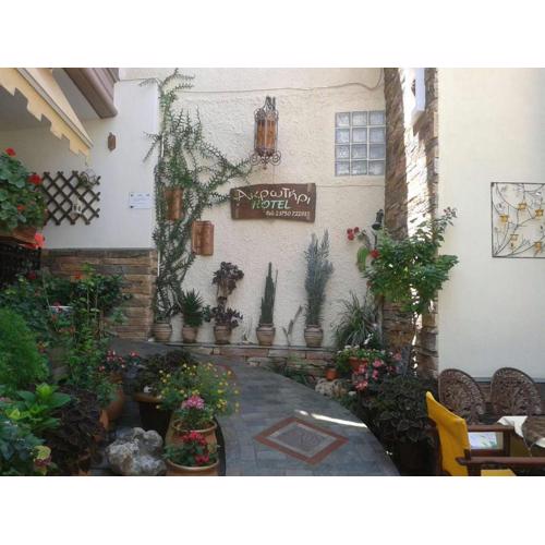 Akrotiri Hotel