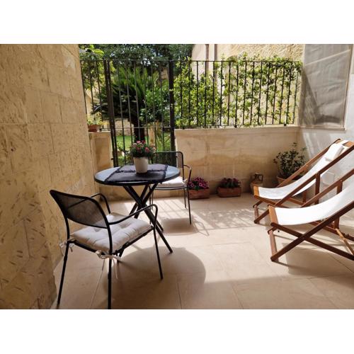 Al centro di Lecce appartamento Le Due Rose-con patio privato