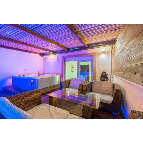 Alena Luxury apartment with jacuzzi