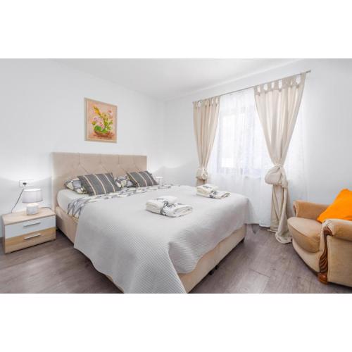 Alex Deluxe Apartments on Beach