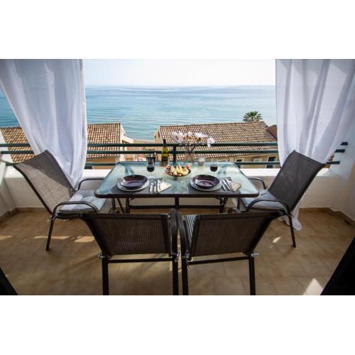 Alexandras On The Beach and Pool apt