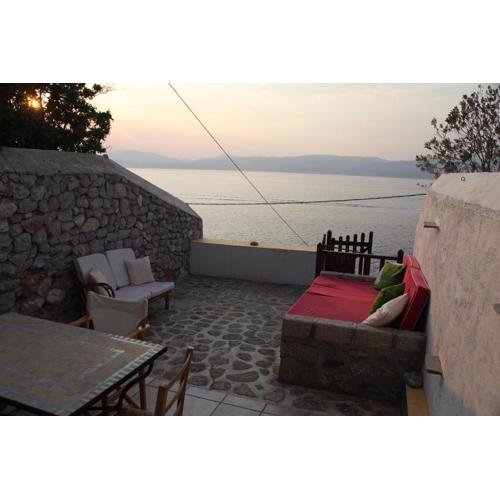 Alkioni stone house