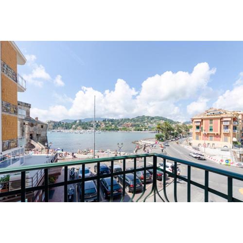 Alla Casa Rosa al Mare, Central Seafront Stay with Free Private Garage, Air Conditionig, Wi-Fi, ideal choice for a relaxing and exciting coastal escape