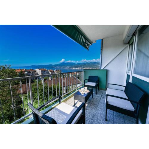 Alpaca Penthouse Apartment with a Stunning Sea View