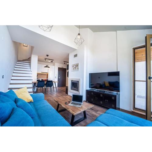 Alpin Penthouse 2 Bedroom with Fireplace and Mountain View