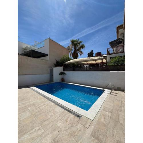 Alquibla relax y armonía con piscina junto a restaurantes y supermercados