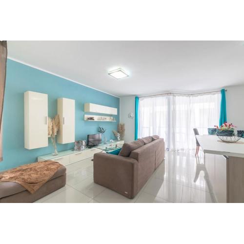 Amazing and Spacious w Side sea View