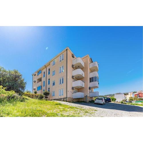 Amazing Apartment In Okrug Gornji