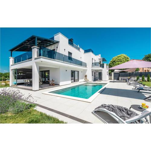 Amazing Home In Porec With Jacuzzi