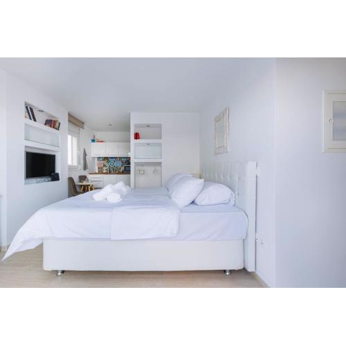 Amazing rooftop studio with large private balcony