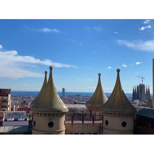 Amazing sea and Sagrada Familia views homey apartment