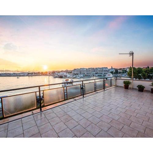 Amazing seaview apartment with a balcony near the beach - Kneza Trpimira I