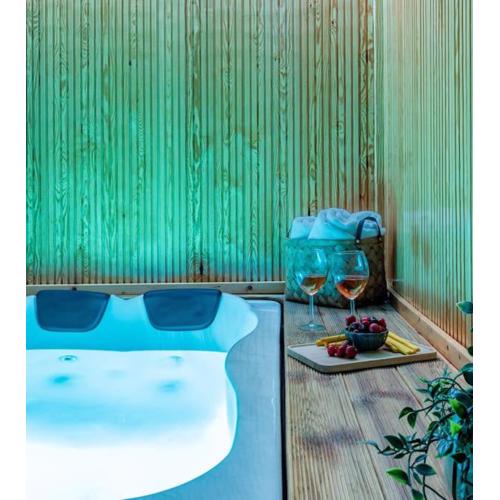 Amelia jacuzzi maisonette Ath Center